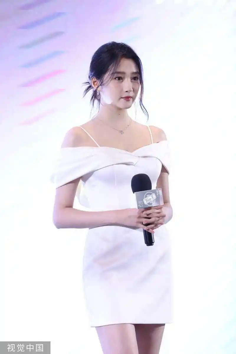 2023年7月23日,关晓彤以一袭白色短裙的造型亮相了一场备受瞩目的发布