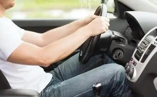 为什么老司机开车座椅调得特别靠后?新手值得一学,提高驾驶安全