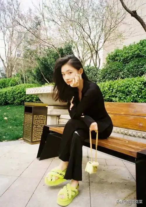 少女想要变得时尚一点,于是林允选择一整套的黑色,又害怕太过沉闷,脚