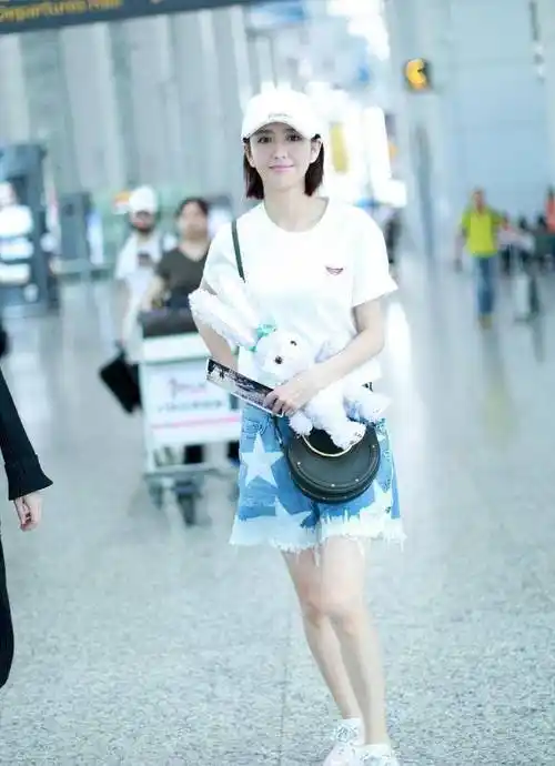 佟丽娅学生装现身机场,清爽秀丽惹人爱,网友:"油王"克星!