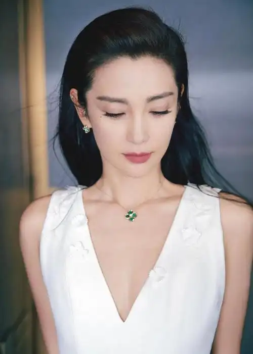 李冰冰新写真照,化一抹纯白为裙,美若天仙,不愧是影坛女神