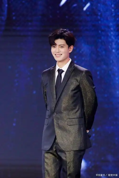 任嘉伦整容?来看看从小到大的大帅哥吧