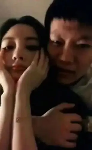 会发现两个人确实是亲上了,这也给李小璐之前出轨pgone增加了一记实锤