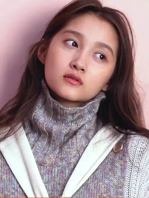 仔细看关晓彤的鼻子和嘴巴位置还有很小颗的黑痣,从这些我们平时根本