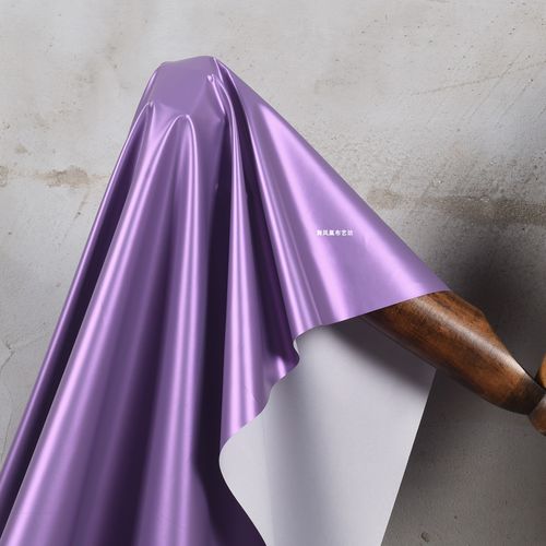 浅紫色亲肤皮感流金皮防绒防水羽绒服夹克布料 光泽亮面幻彩面料