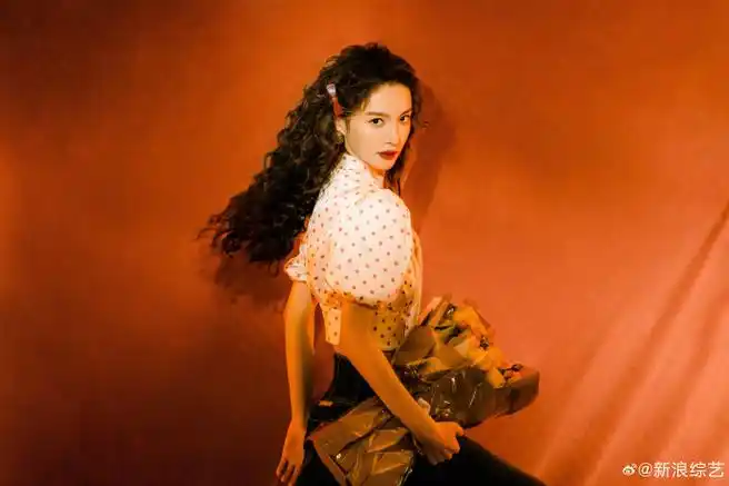 搭配大波浪羊毛卷发型更加吸睛原来金晨过年也烫头,好像小羊肖恩!