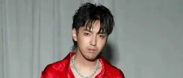 吴亦凡监狱近况疑曝光,伙食好,体重飙升!_网易订阅