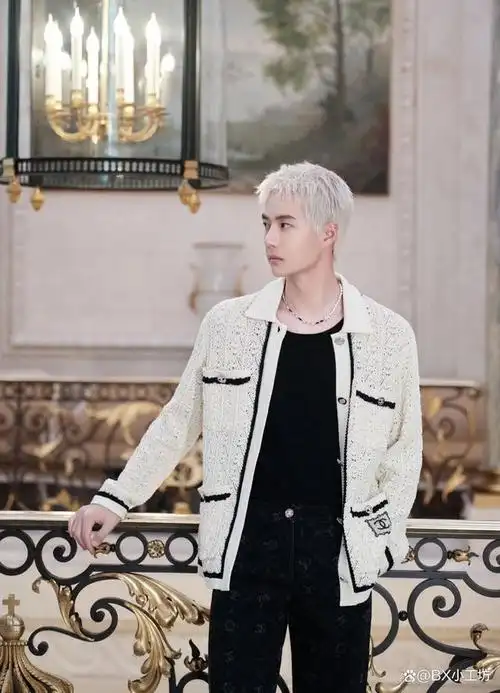 香奈儿全球品牌形象大使王一博身穿chanel2024春夏预告系列外套出席"