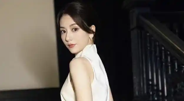 郭富城娇妻一字肩收服天王! 方媛自曝靠日常三招养成超狂体态