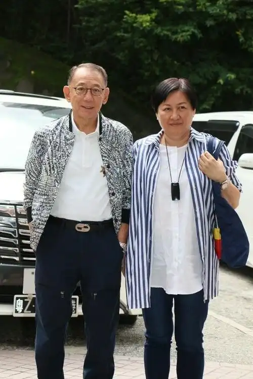 约下午3时15分,英皇老板杨受成和太太陆小曼来到医院,逗留约20分钟后