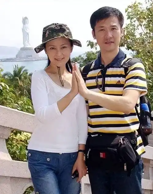 著名演员何音:与黄志忠离婚后,染霜的玫瑰带泪开_琼瑶_观众_表演