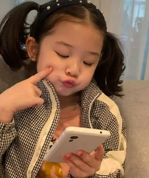 近日,以可爱表情包出名的韩国小朋友金雪被确诊感染新冠,妈妈发文称