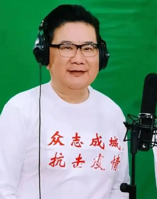 从医学领域到酒店业,从酒店业到娱乐业,让我们仔细看看曹可凡的经历.