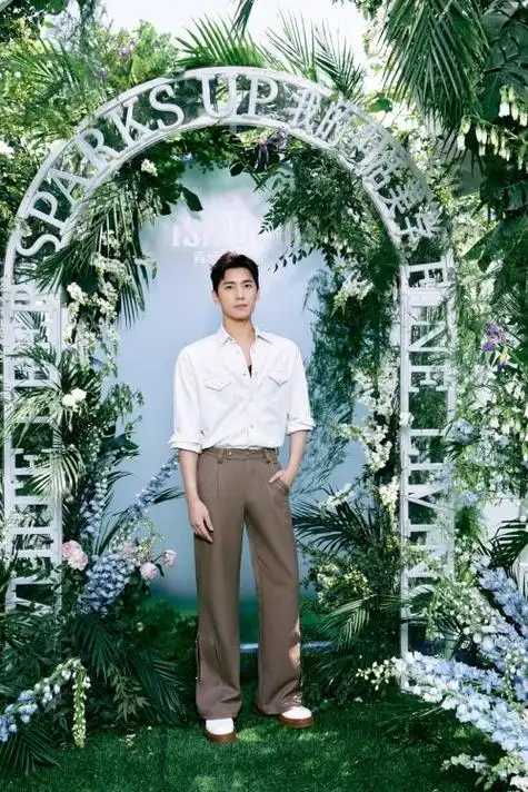 开启,青岛啤酒白啤品牌代言人杨洋邀你打卡"青岛白啤生活家营地"活动