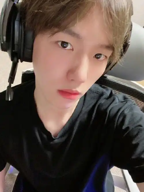 边伯贤#20060691lysn那年今日 女友视角和自拍视角06