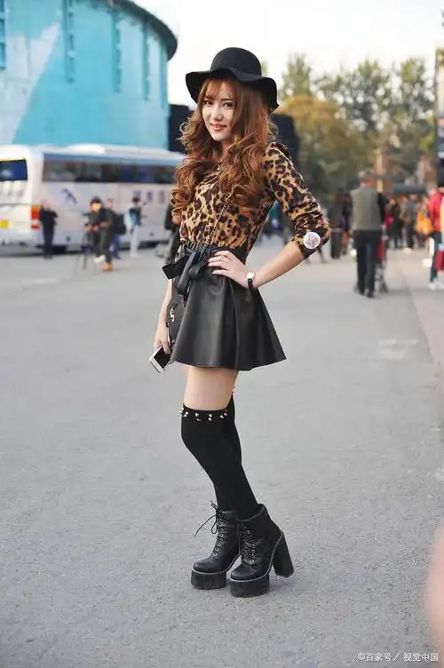 大腿靴怎么搭配衣服