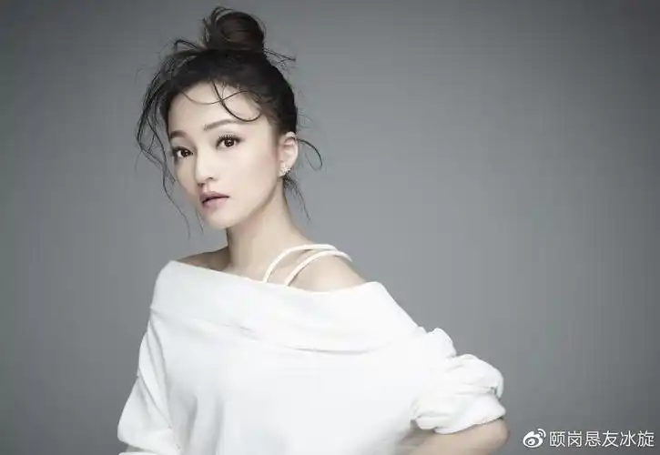 39岁张韶涵练空中瑜伽悬在空中摆一字马曲线凹凸没赘肉