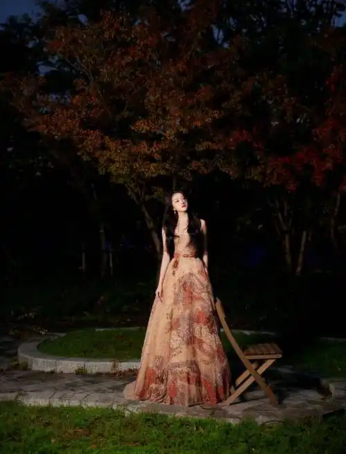 关晓彤最新红毯造型 一袭落叶棕刺绣礼服典雅浪漫,这次终于穿对了