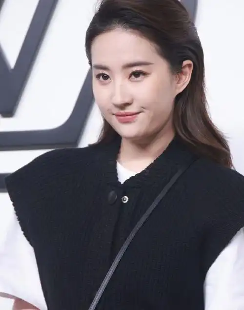 上海这一夜,"胖出双下巴"的刘亦菲,打了内娱多少"白幼瘦"女星的脸