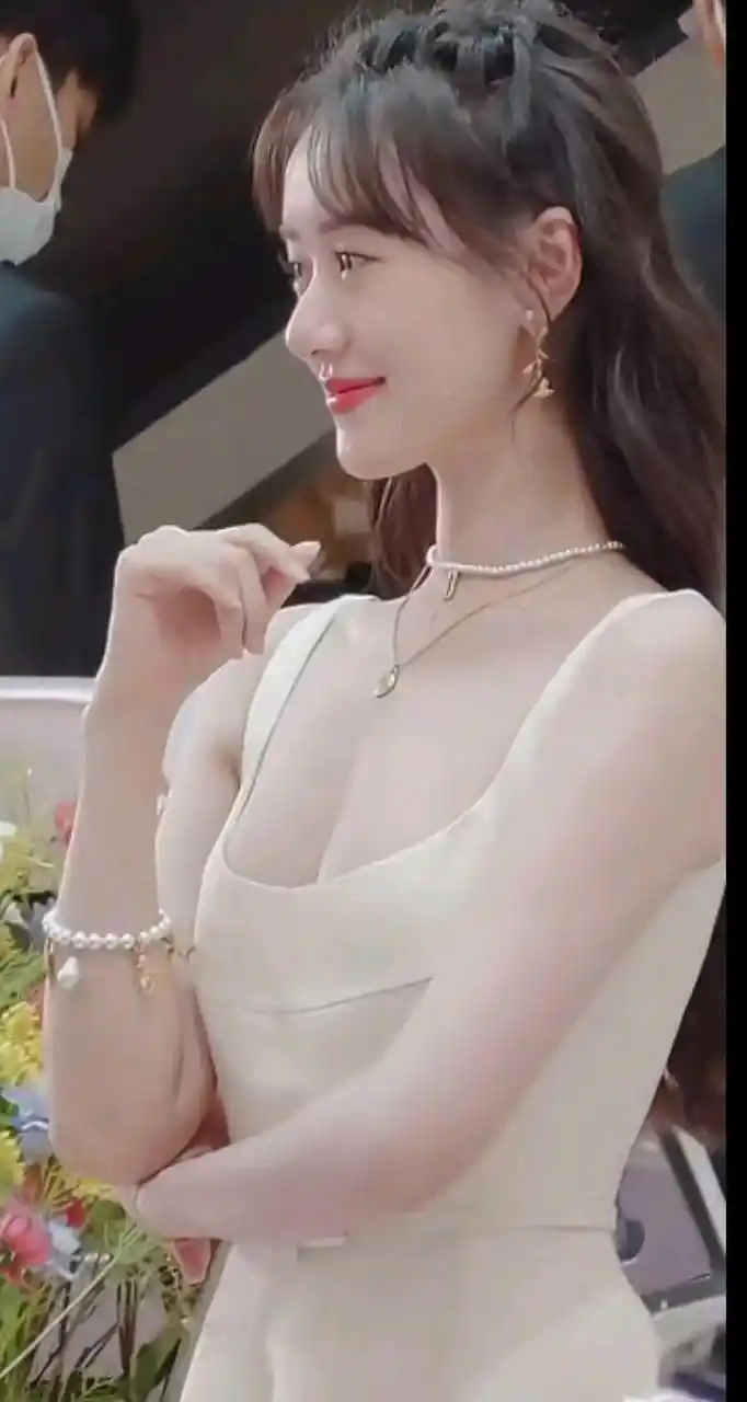 袁冰妍海边写真,吊带小花裙展现完美身材,气质拿捏得死死的