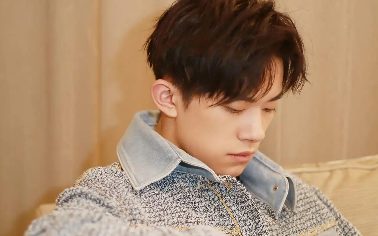 超帅气易烊千玺格莱美造型壁纸_走向国际的千玺