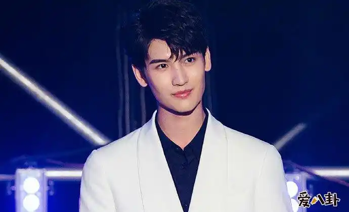 黄俊捷家境怎么样出道资源好被曝有强大后台