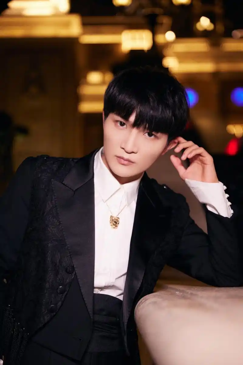 周深身着 st. john 黑色西装外套