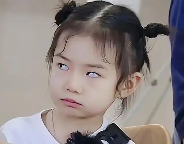 就连对着爸爸李承铉翻白眼的表情跟神态,也跟戚薇一模一样.