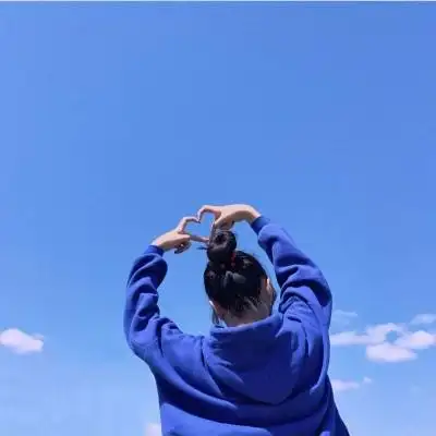 蓝色治愈系女生头像/"世间的温柔皆如干净的云朵和你"