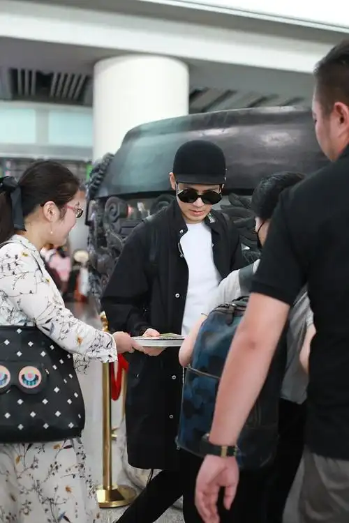 2018年7月14日,北京,钟汉良抵达北京首都机场,男神钟汉良身穿白t恤