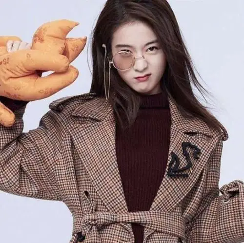 厉害了张雪迎!吊带针织衫搭配短裤,优雅知性又时尚!