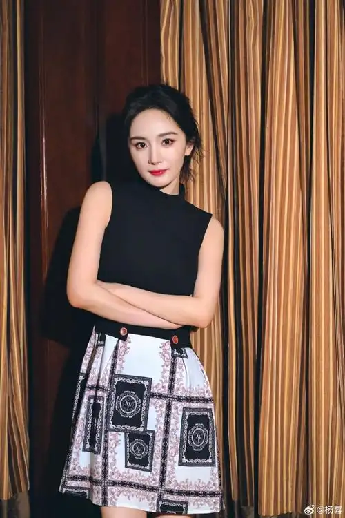 杨幂看相机wink##杨幂黑色巴洛克穿搭##高球巴洛克风##fila高尔