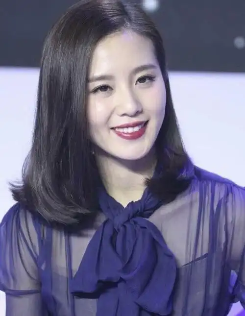 刘诗诗的齐肩短发,更是甜美优雅.