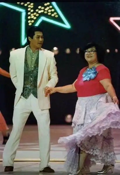 邓光荣罕见旧照曝光不准老婆穿衣性感怒骂郑少秋张国荣俯首