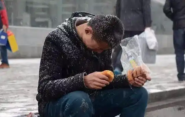 凌晨1点,外卖小哥崩溃大哭,身边还放着两份已凉透的外卖