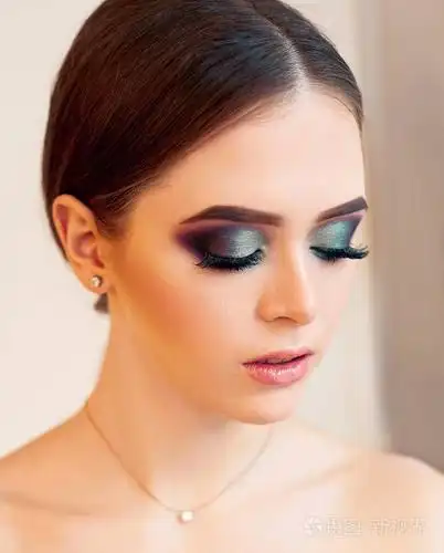 美丽的黑发模特女人假日化妆特写. 睫毛延伸假睫毛. 美女面部肖像.