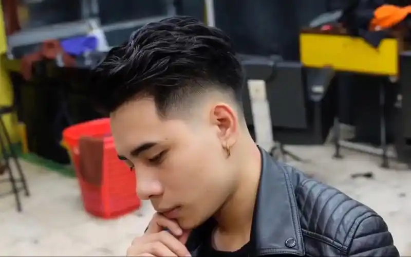 20岁男生流行"两边掏空"发型,理发师建议你剪这款,帅气一整年