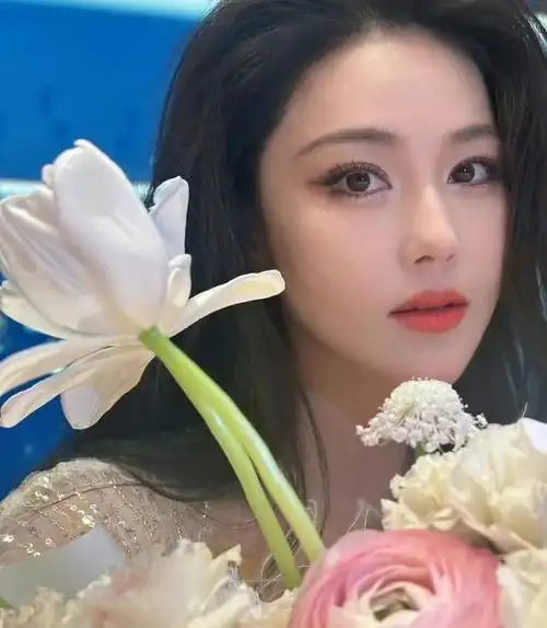 演员张馨予分享自己遇到卖血橙的热心大爷提醒她没必要买贵的