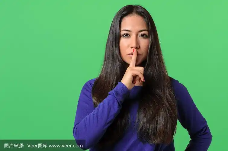 漂亮女人做了一个嘘的手势