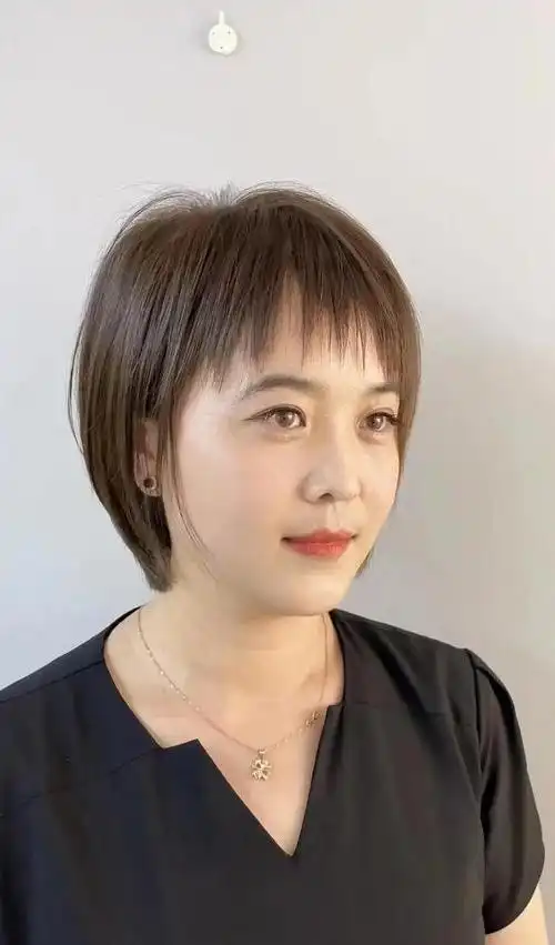 现如今,女人都特别重视自身的形象,在变美的道路上,发型可以说有着至