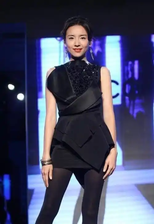 原创董洁客串走秀穿连衣裙短裙配黑丝袜看似普通却走出了尤物气场