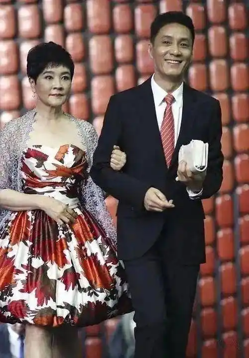冯远征的妻子穿着露肩芭蕾舞短裙,她和蒋欣一样小,老公像父女!