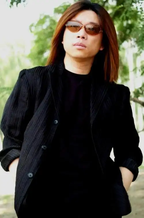 但郭峰近几年却鲜少出现,就算出现也是一头飘逸长发,带着