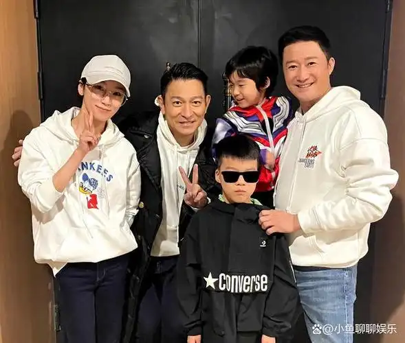 吴京谢楠特种兵式带娃,五天旅行四地已累瘫,席地而坐被儿子偷拍