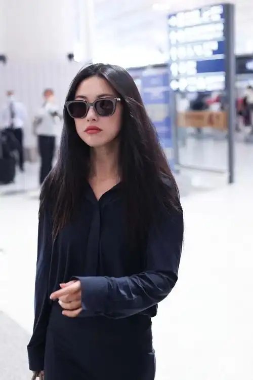 朱珠是中国内地女演员,歌手,主持人,毕业于北京工商大学.