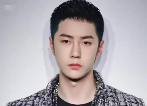 同样是寸头照,把杨洋肖战和彭于晏放一起对比,差距就出来了