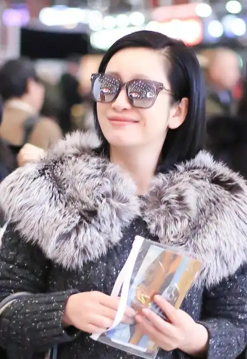 秦海璐素颜亮相皮肤细嫩短发飒爽羽绒服遮肚