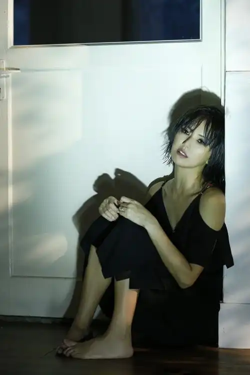 孙燕姿新歌《我很快乐》mv曝光 披白纱"落水"演出 散发成熟美