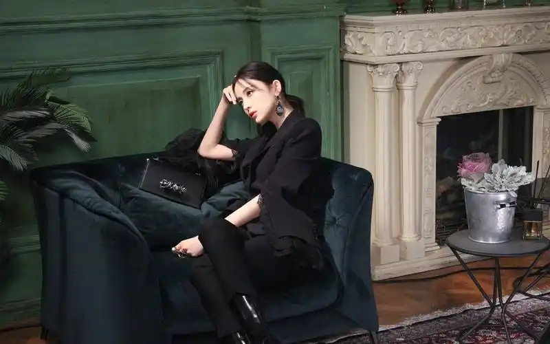 古力娜扎冷艳黑色系高清桌面壁纸 - tt98图片网