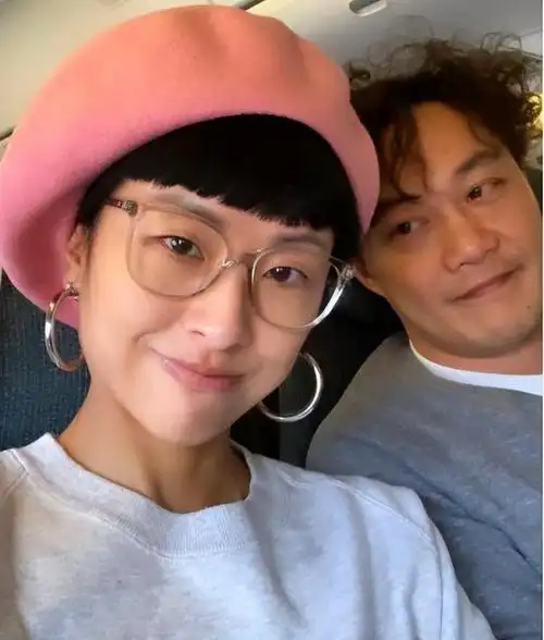 他的父亲陈裘大是公务员,曾在香港房屋署担任总工程师,享受着优厚的